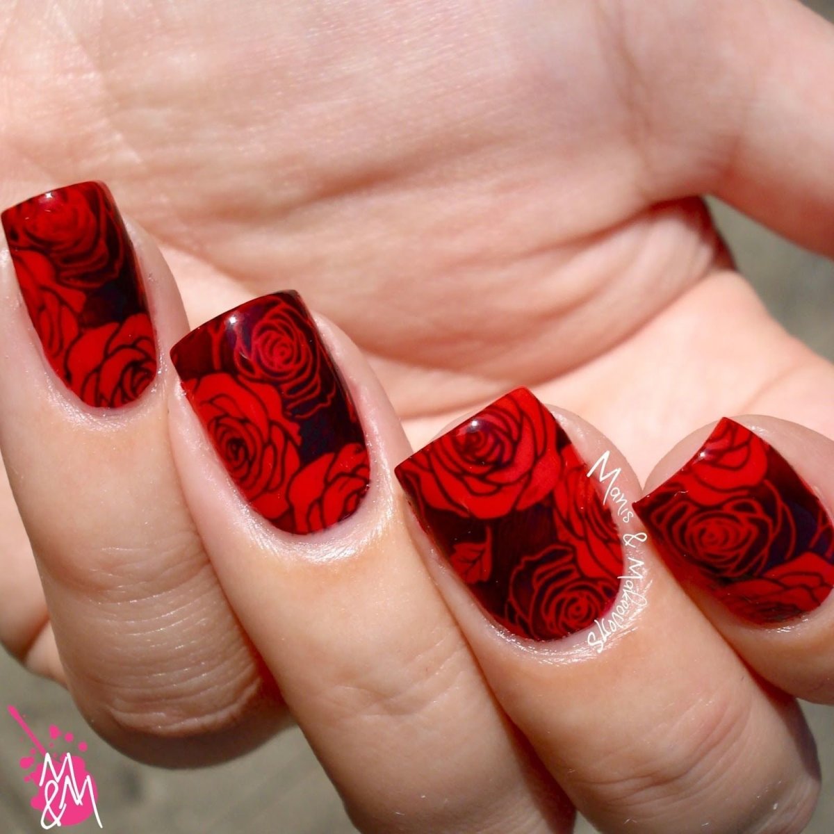 Красный маникюр с розами