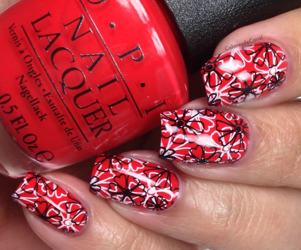 Красный лак на ногтях со стемпингом