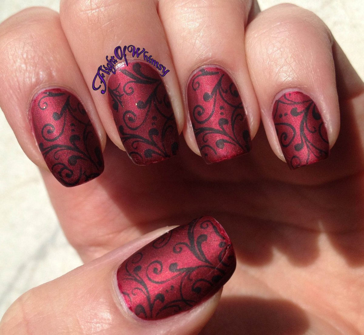 Красный маникюр с черным стемпингом