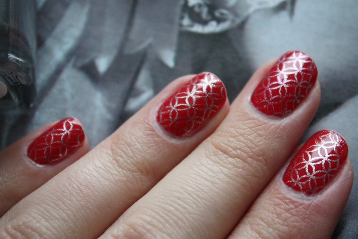 Красный маникюр с белым стемпингом