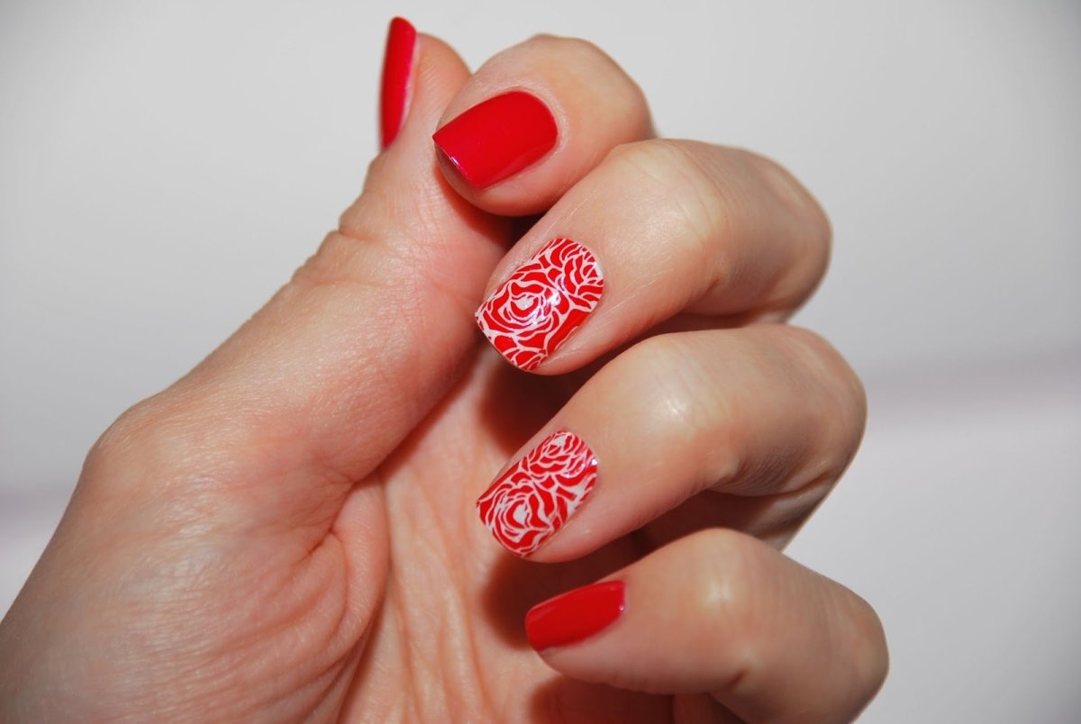 Черный стемпинг на красных ногтях