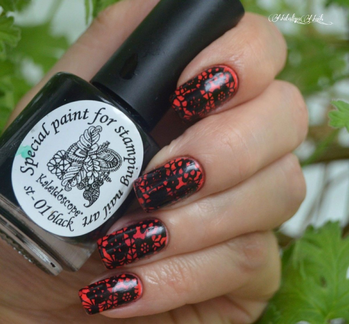 Красные ногти с черным кружевом