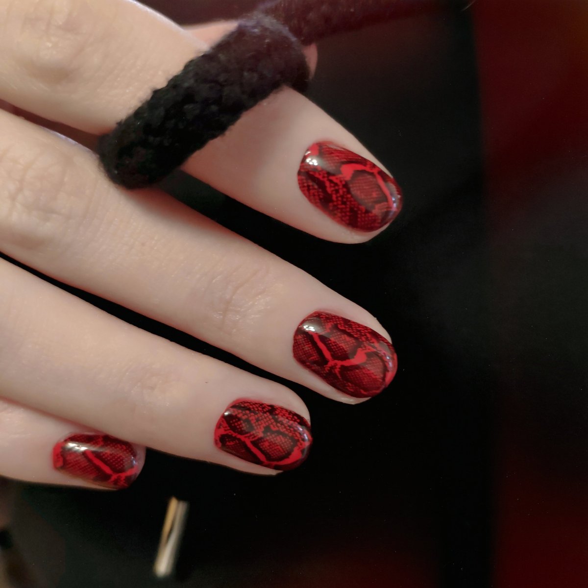 Красный маникюр со стемпингом