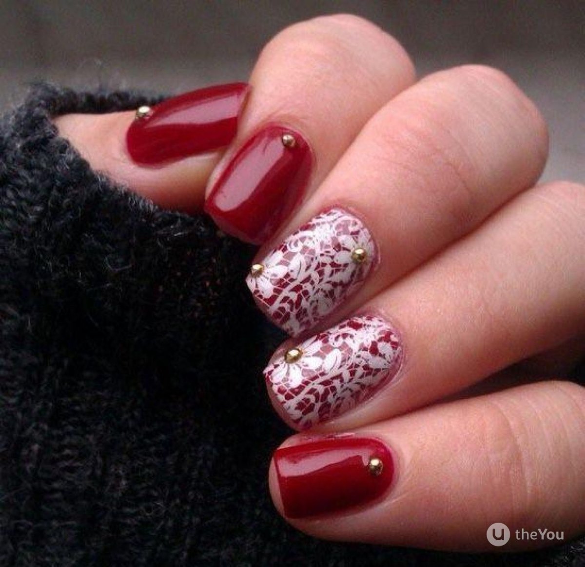 Красный маникюр стемпинг