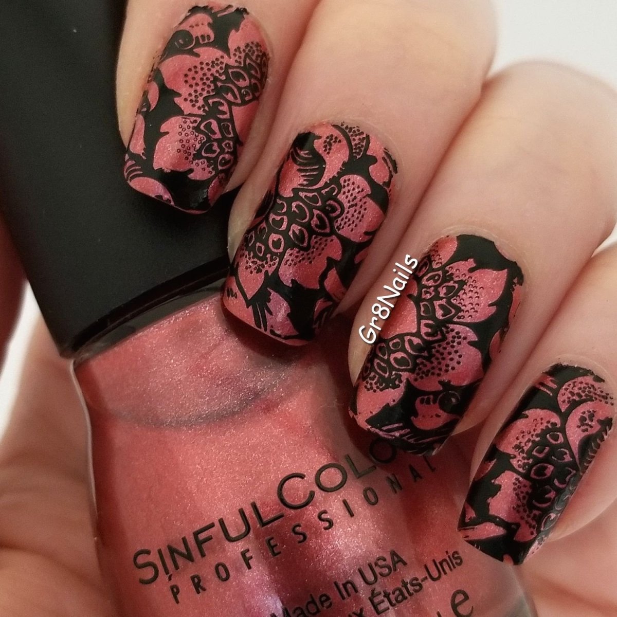 Черно красный маникюр со стемпингом