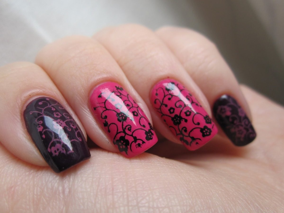 Бело-красно-черные ногти со стемпингом