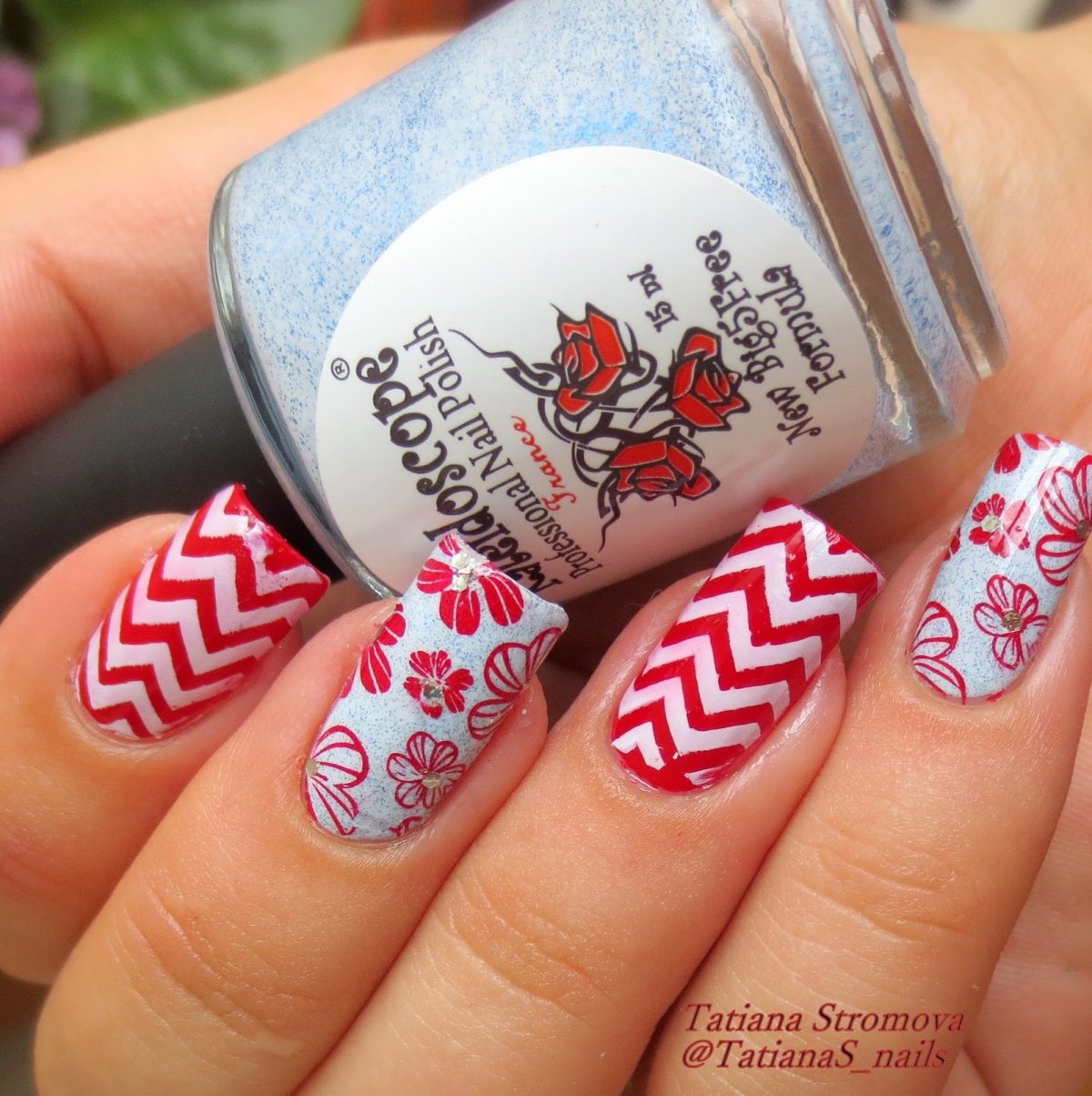 Красно белый маникюр стемпинг