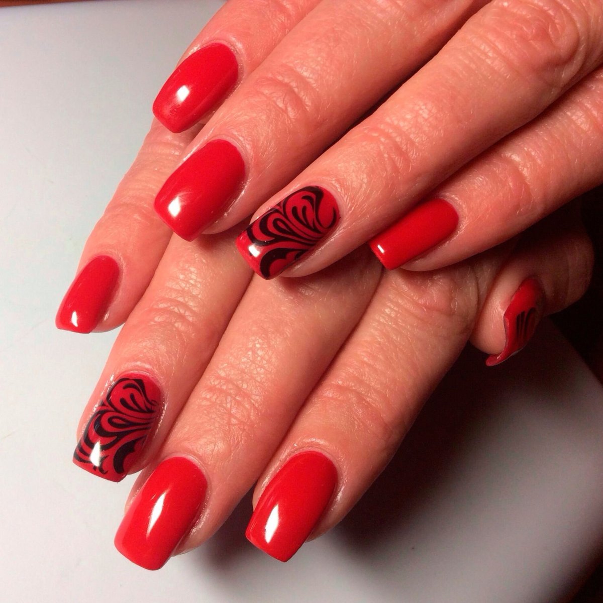 Маникюр красный с степингом
