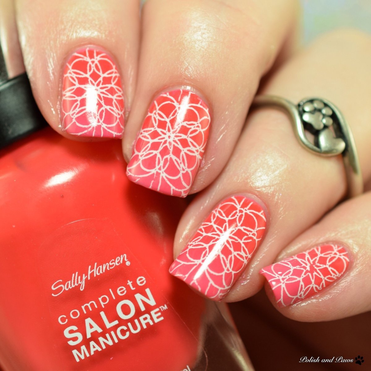 Стемпинг на красных ногтях