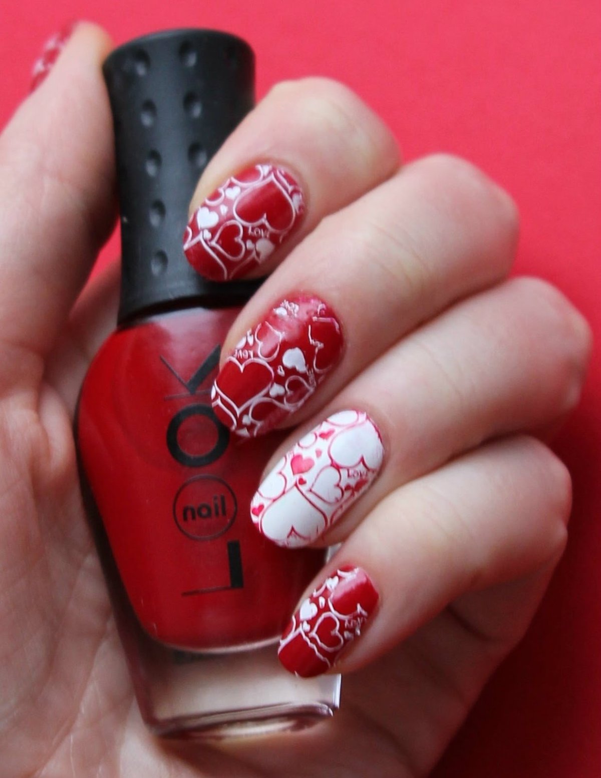 Стемпинг на красных ногтях