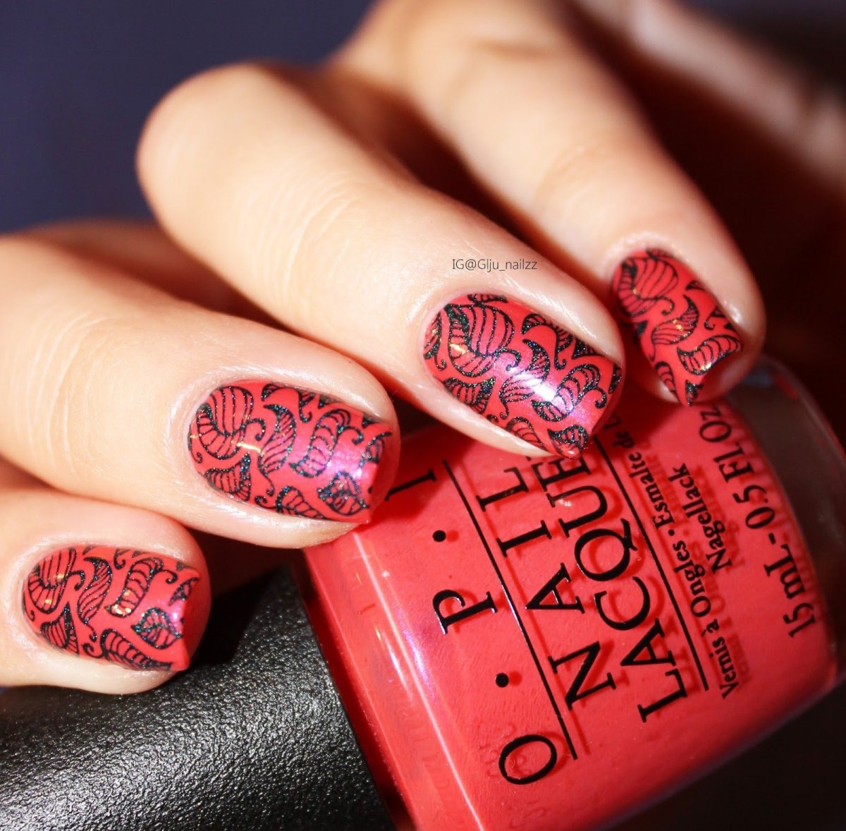 Красный маникюр со стемпингом 2022