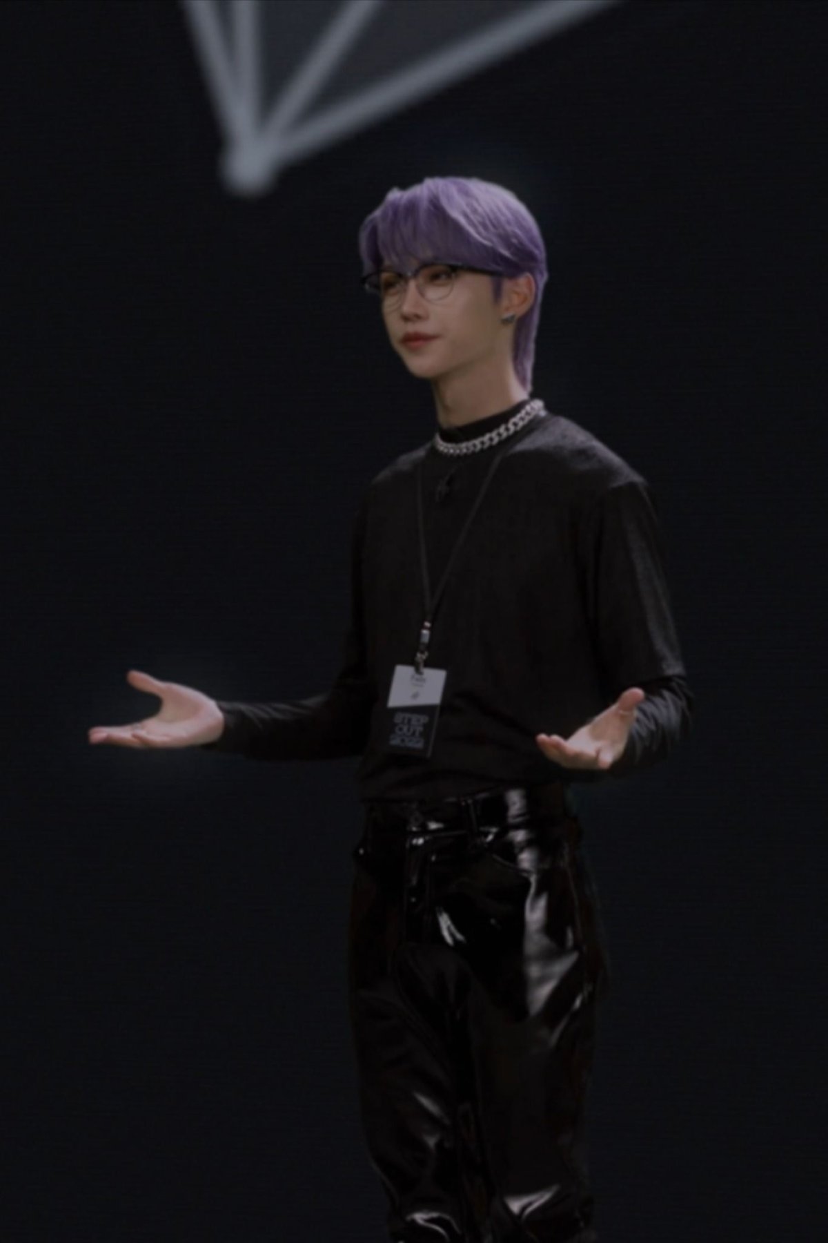 СКЗ Феликс в фиолетовом свете