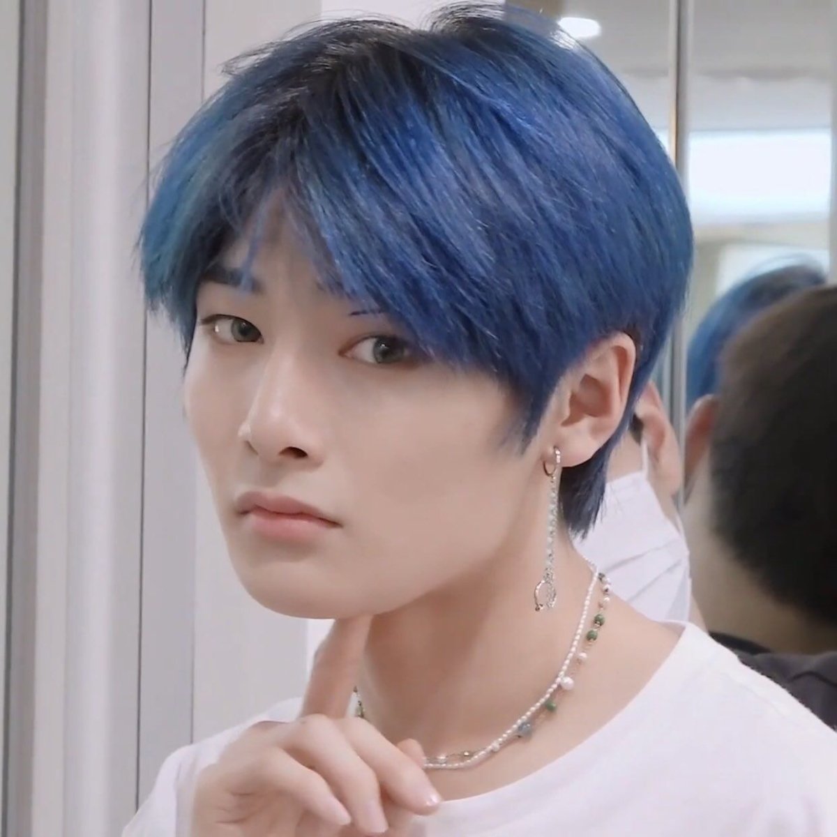 Ян Чонин с голубыми волосами