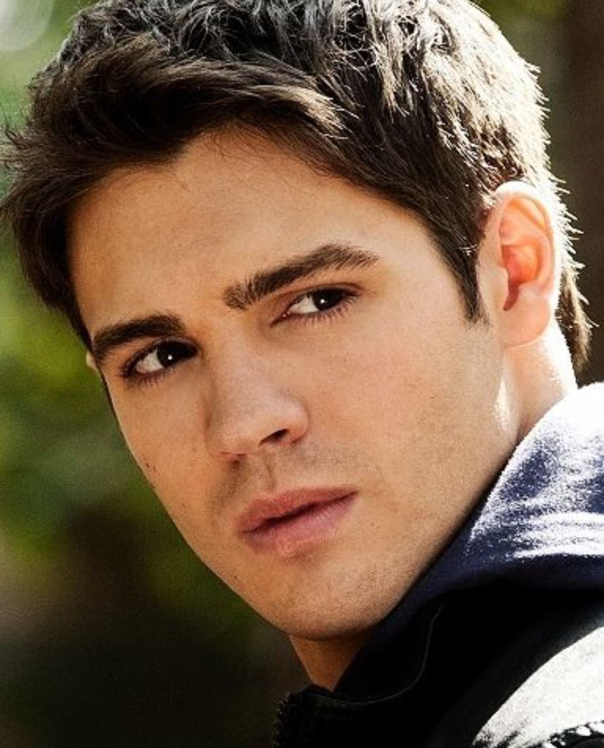 Карие глаза парня