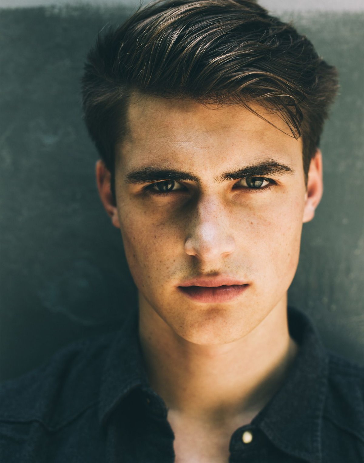 Брюнет с зелеными глазами парень