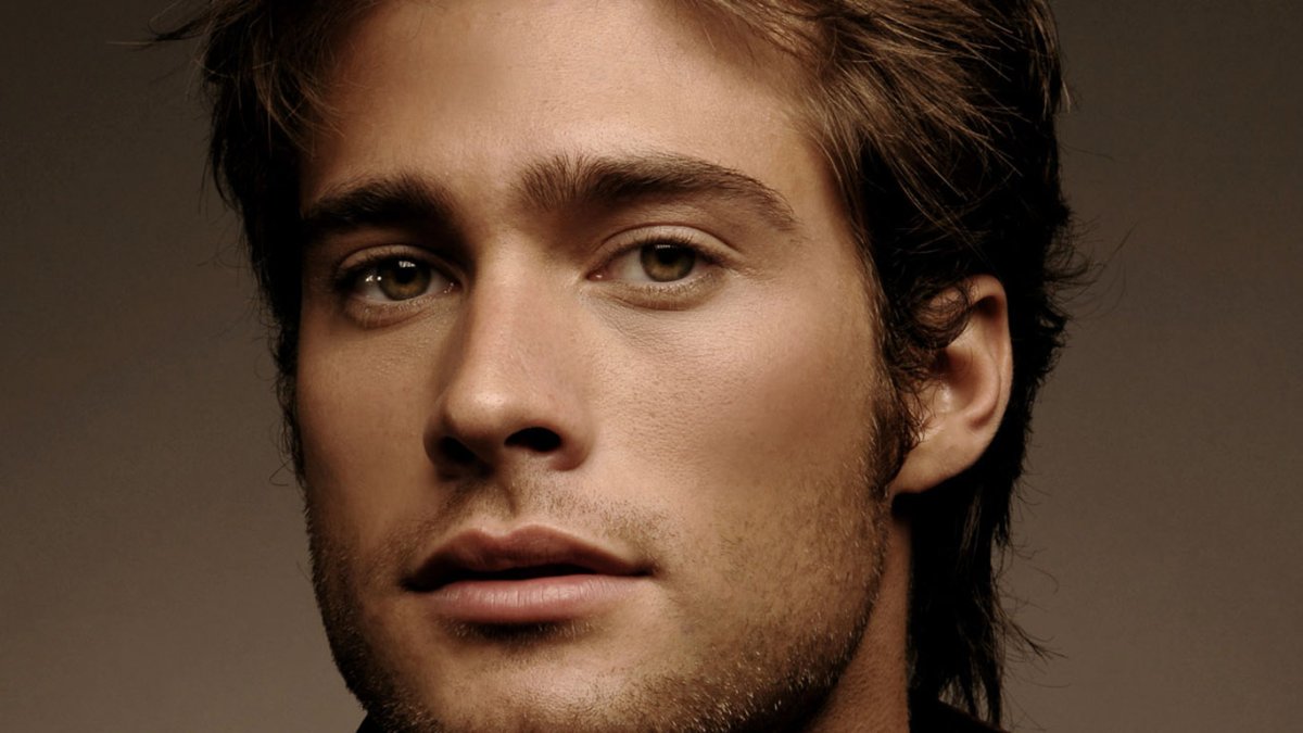 Rodrigo Guirao улыбается