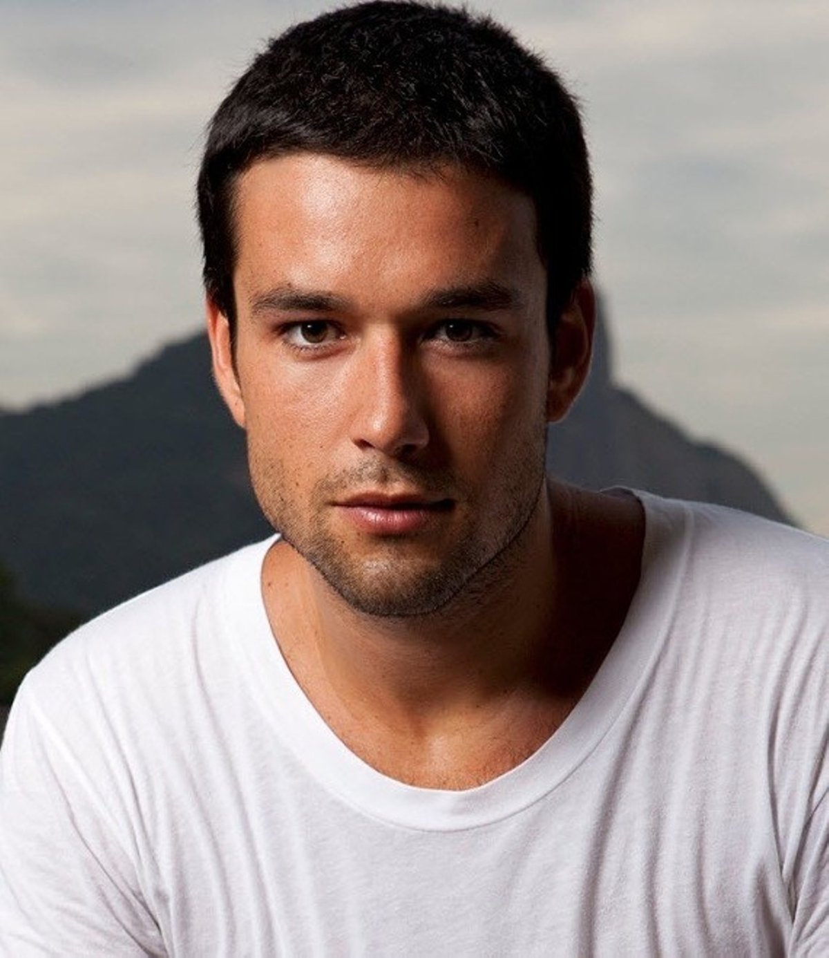 Красивый брюнет 35 лет