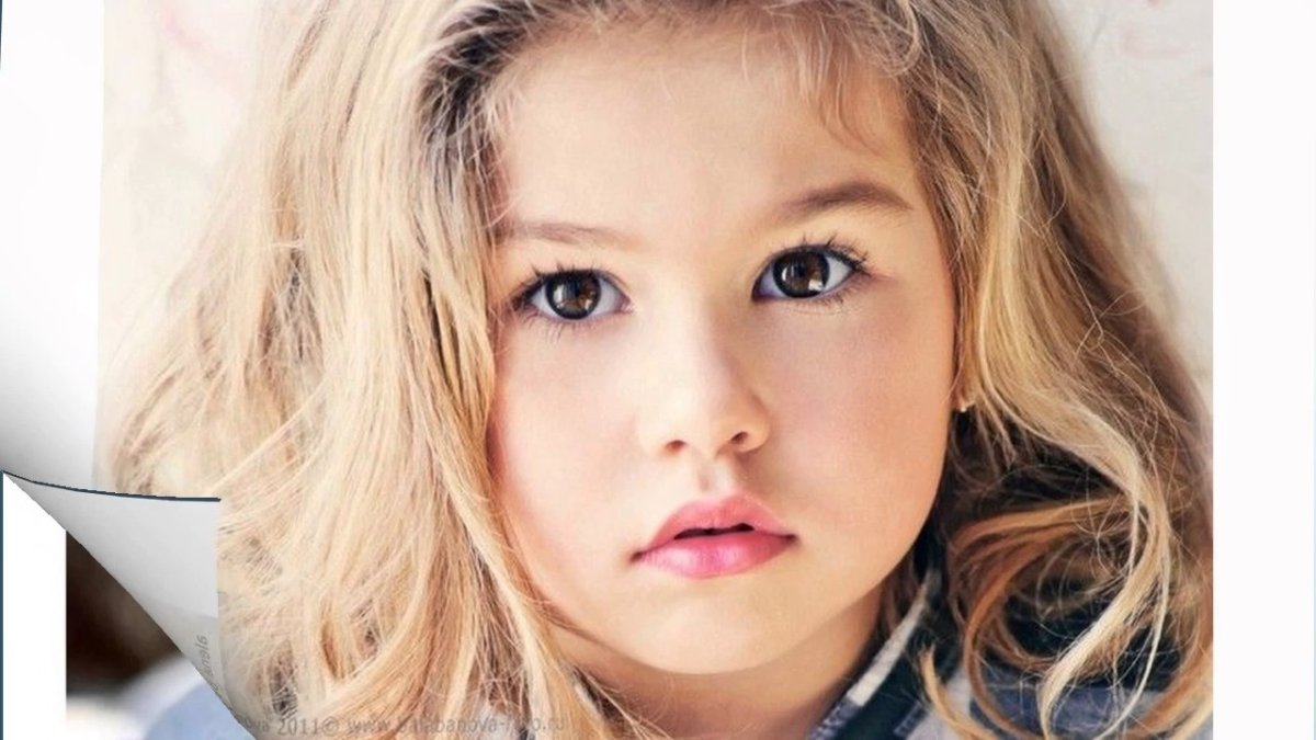 Маленькая девочка блондинка с карими глазами