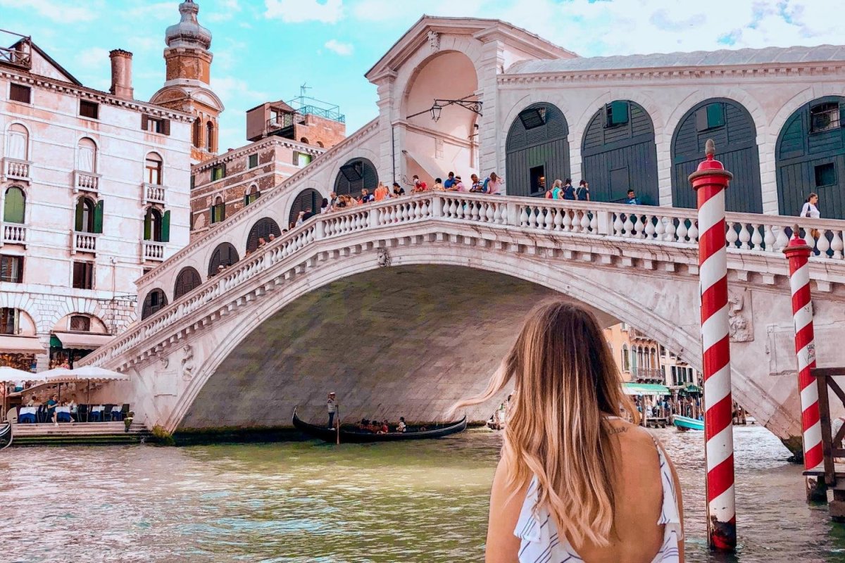 Блондинка на фоне Венеции