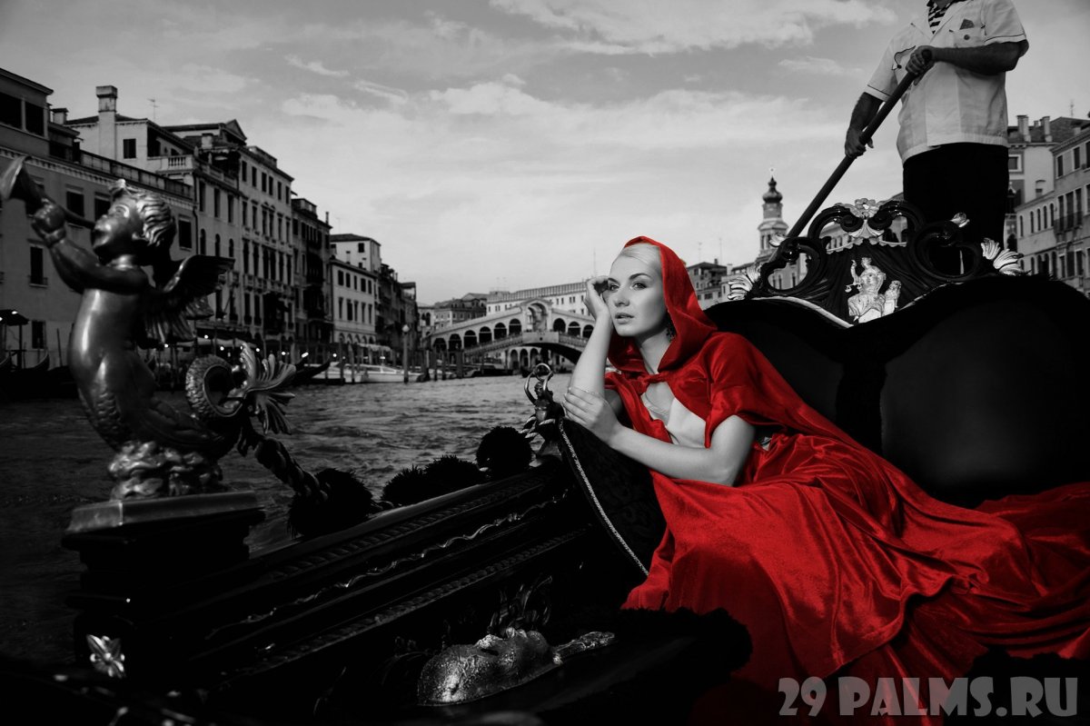 Девушка в гондоле