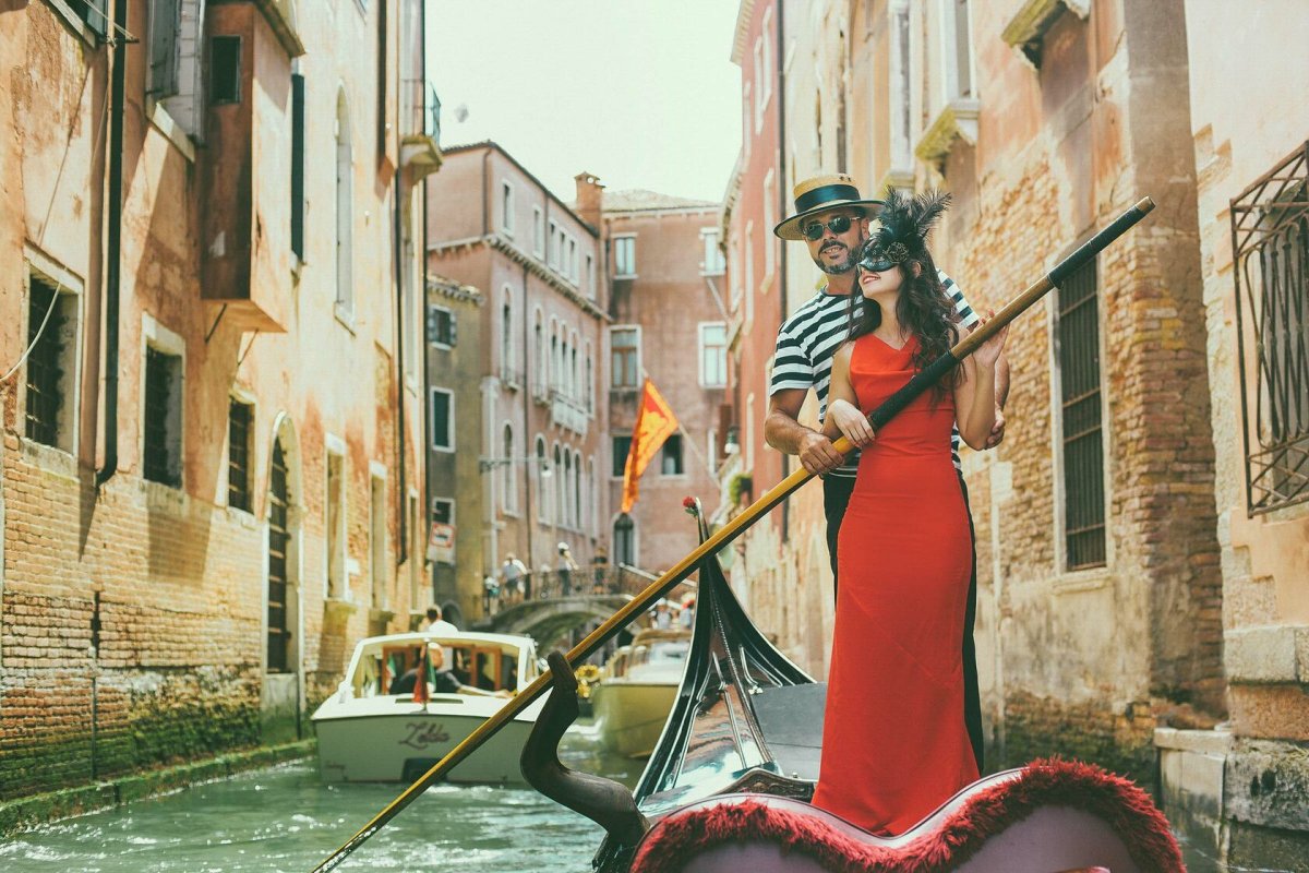 Женщина гондольер в Венеции