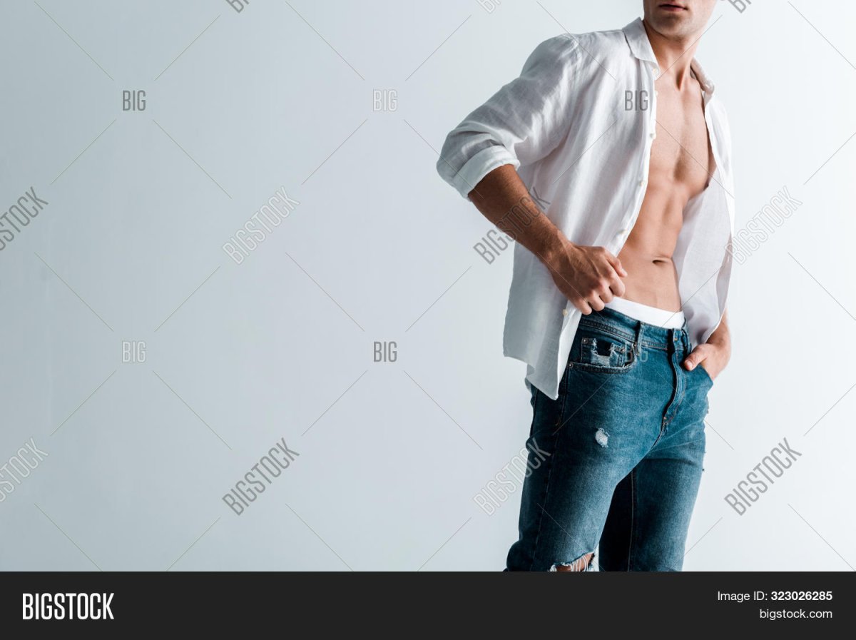 Парень в джинсах руки в карманах