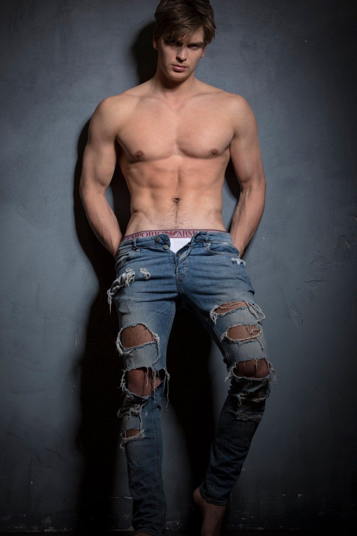 Мужчина в джинсах