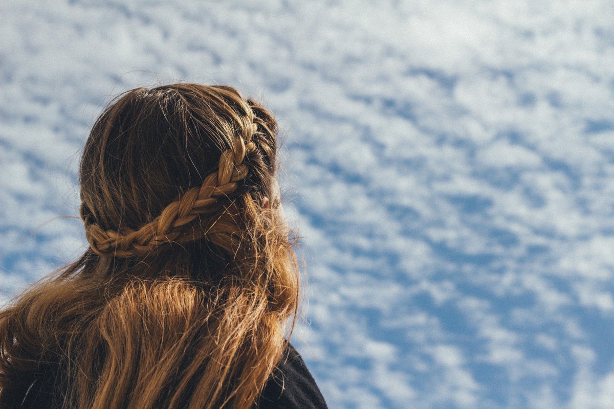 Русая девушка со спины