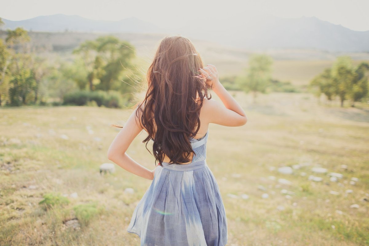 Красивая девушка со спины шатенка