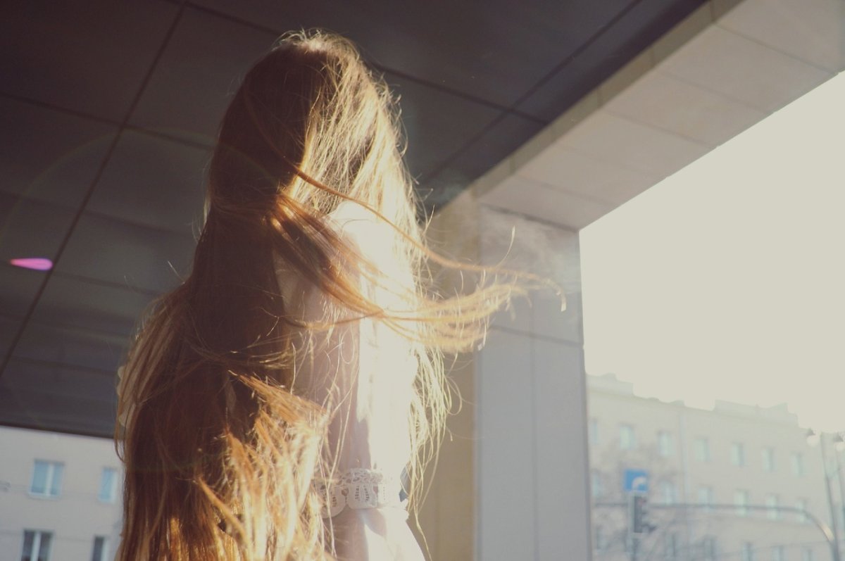 Девочка с русыми волосами со спины