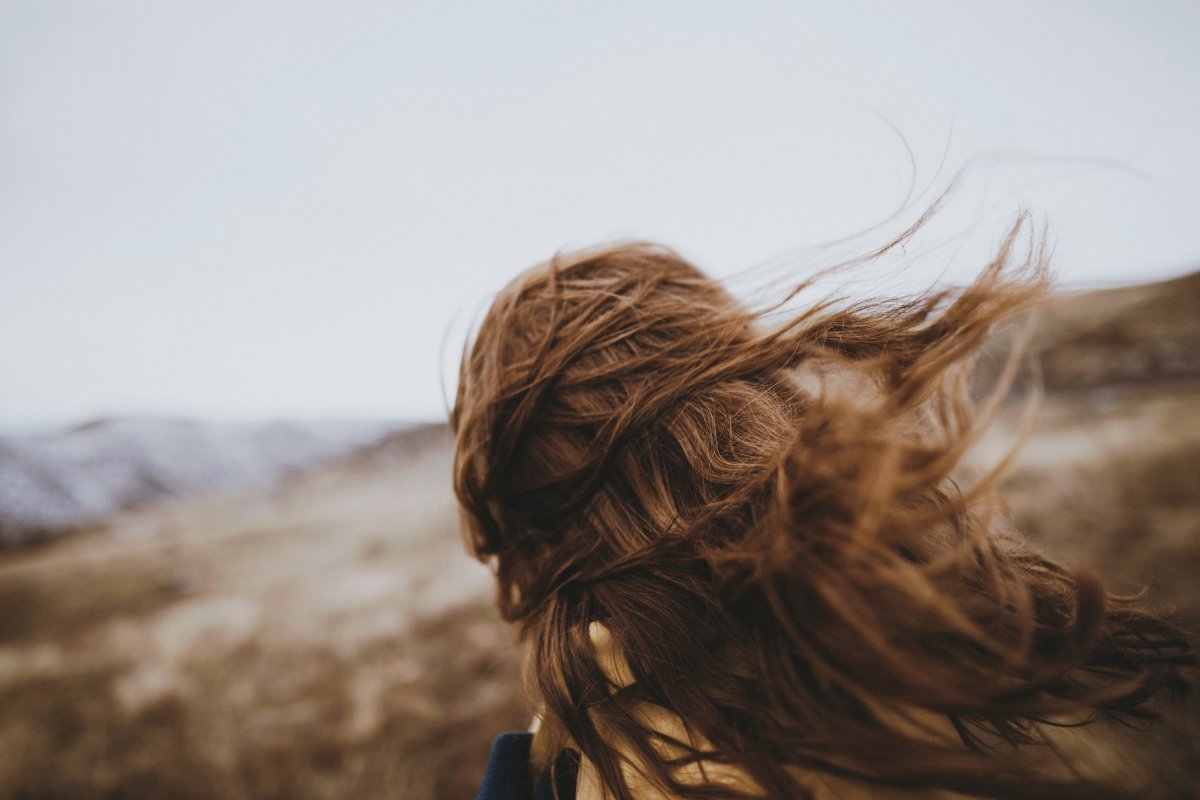 Девушка волосы на ветру