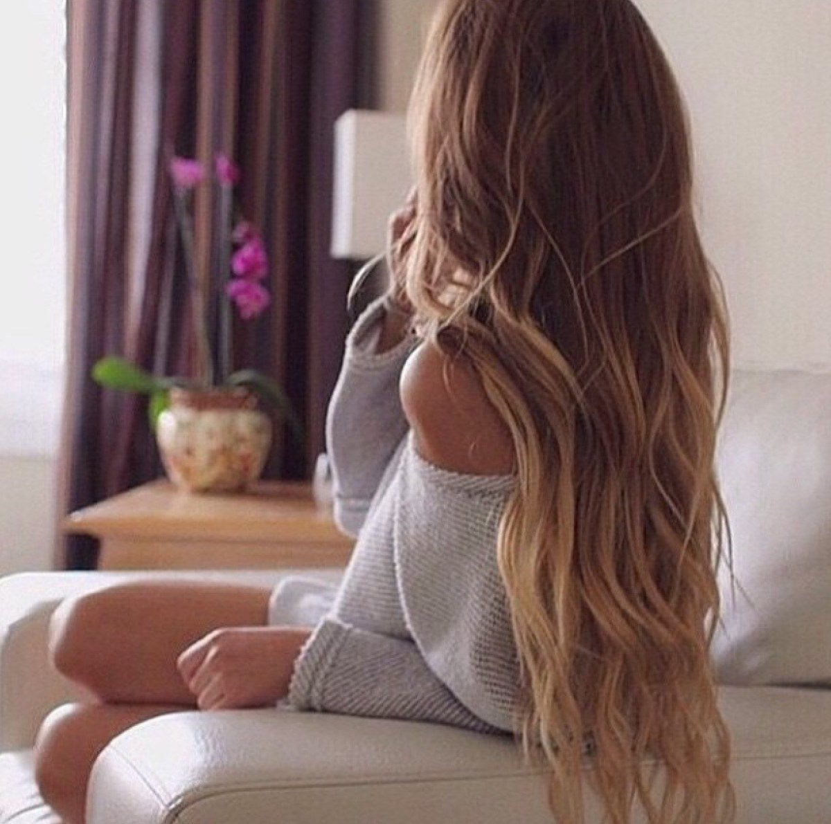 Девушка с распущенными волосами со спины