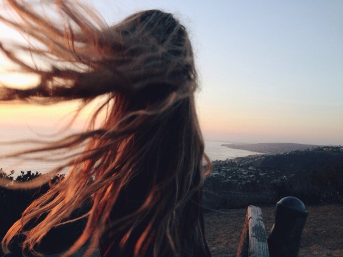 Девушка с русыми волосами со спины