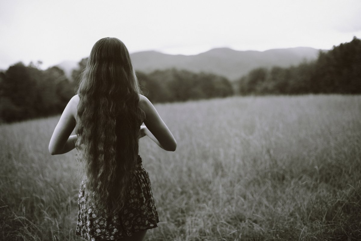 Девушка с длинными волосами со спины