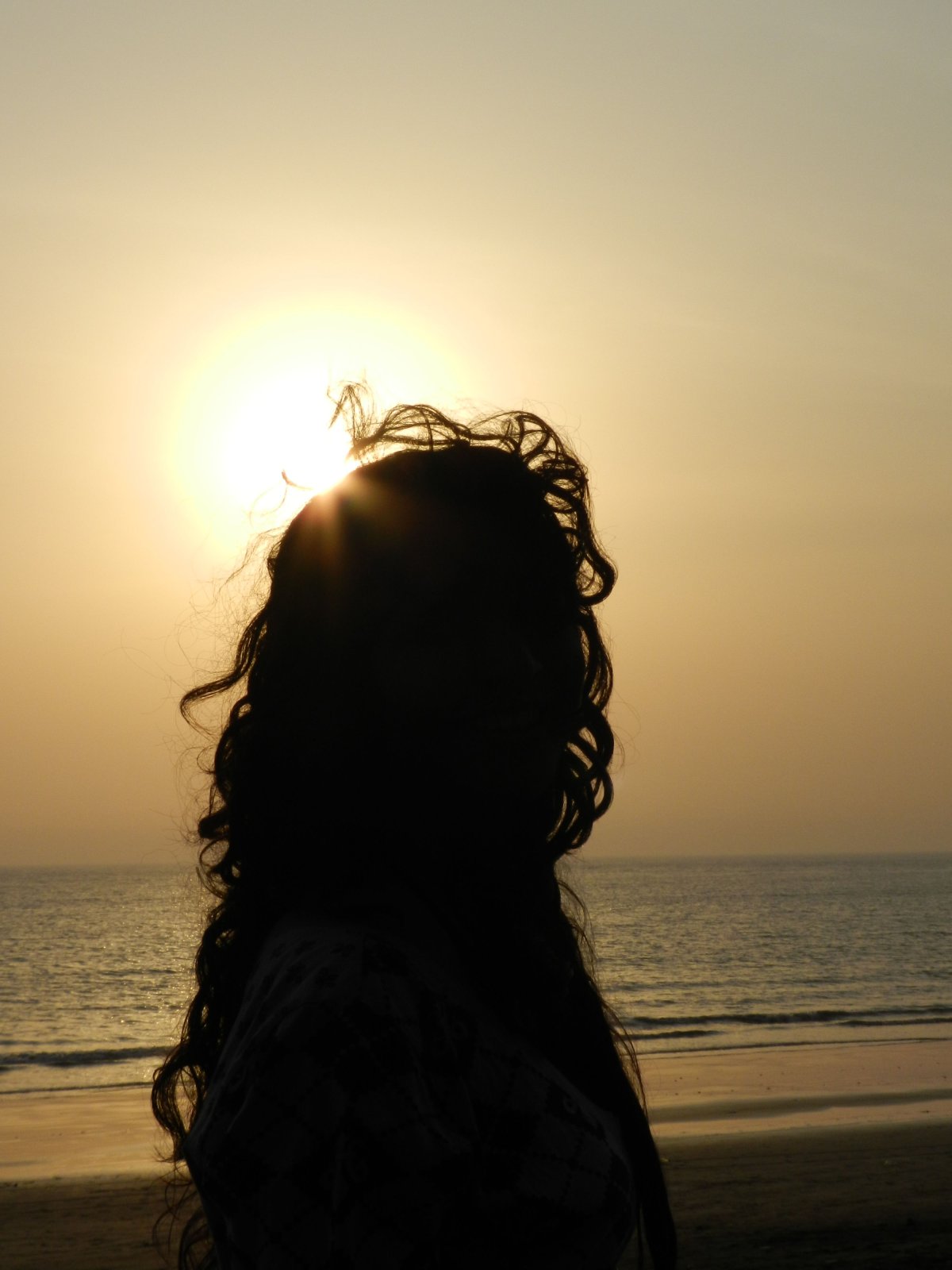 Кудрявая брюнетка со спины