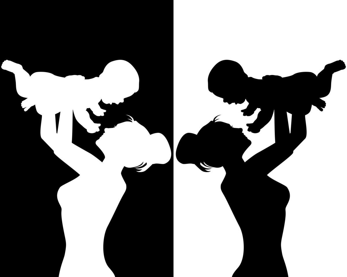 Силуэт девушки с ребенком на руках