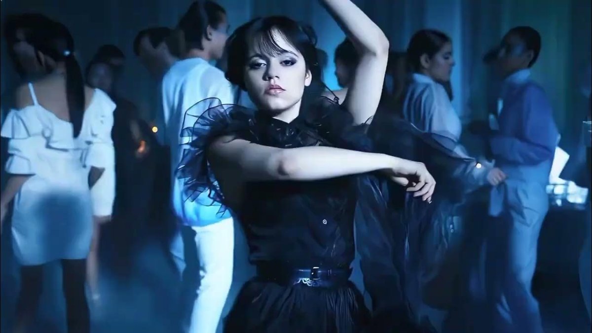 Wednesday момент с танцем