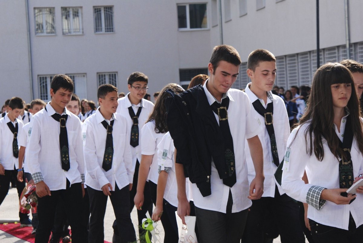 Школьная форма белый верх черный низ