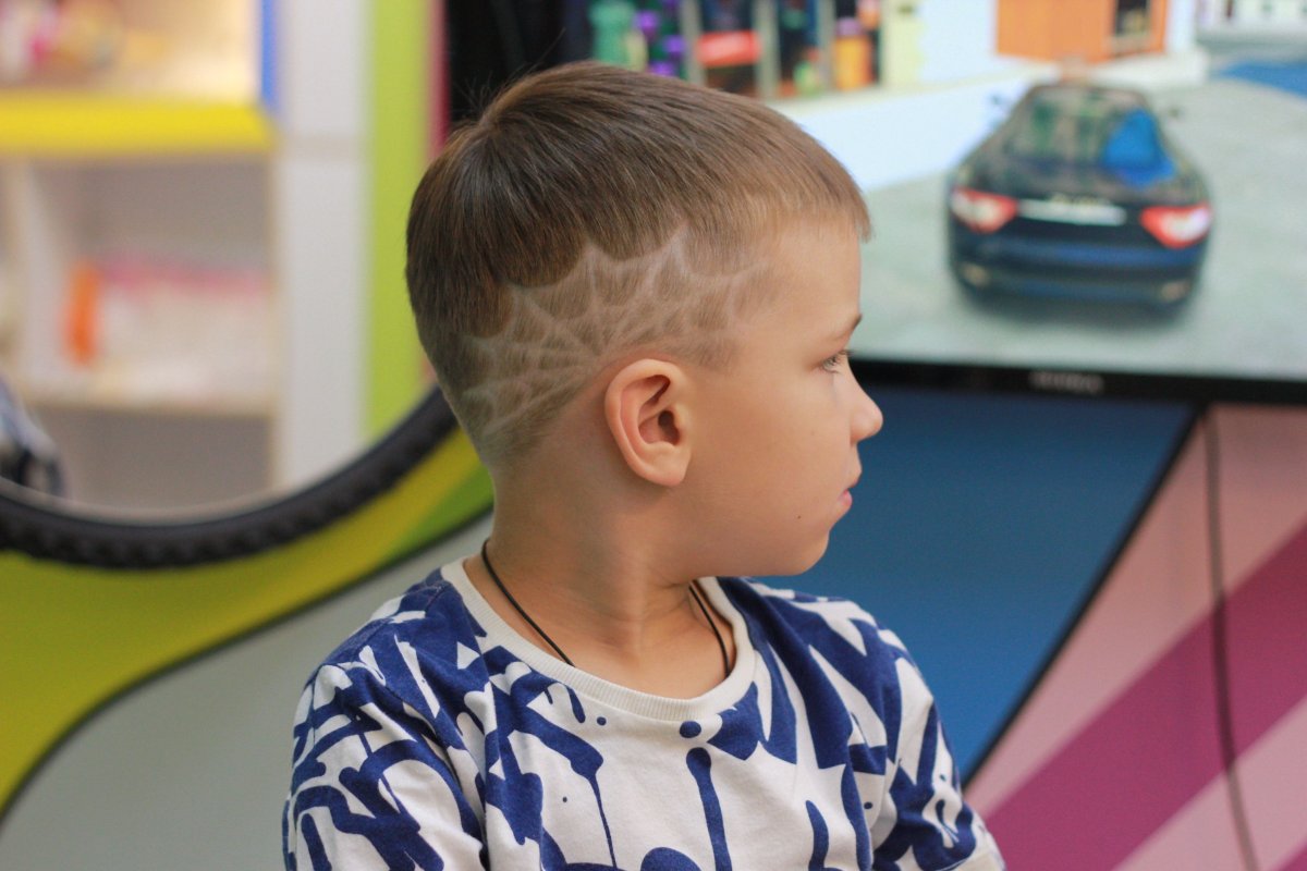 Стрижка с паутинкой для мальчика