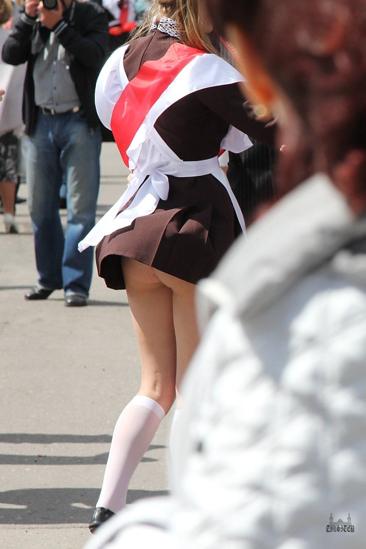 Выпускница задрала юбку