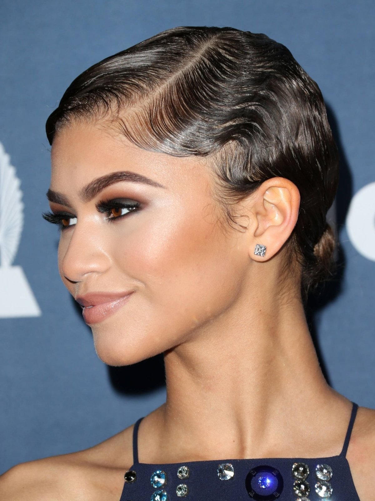 Прическа с зализанными волосами