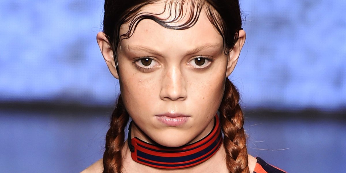 Прическа с завитушками на лбу