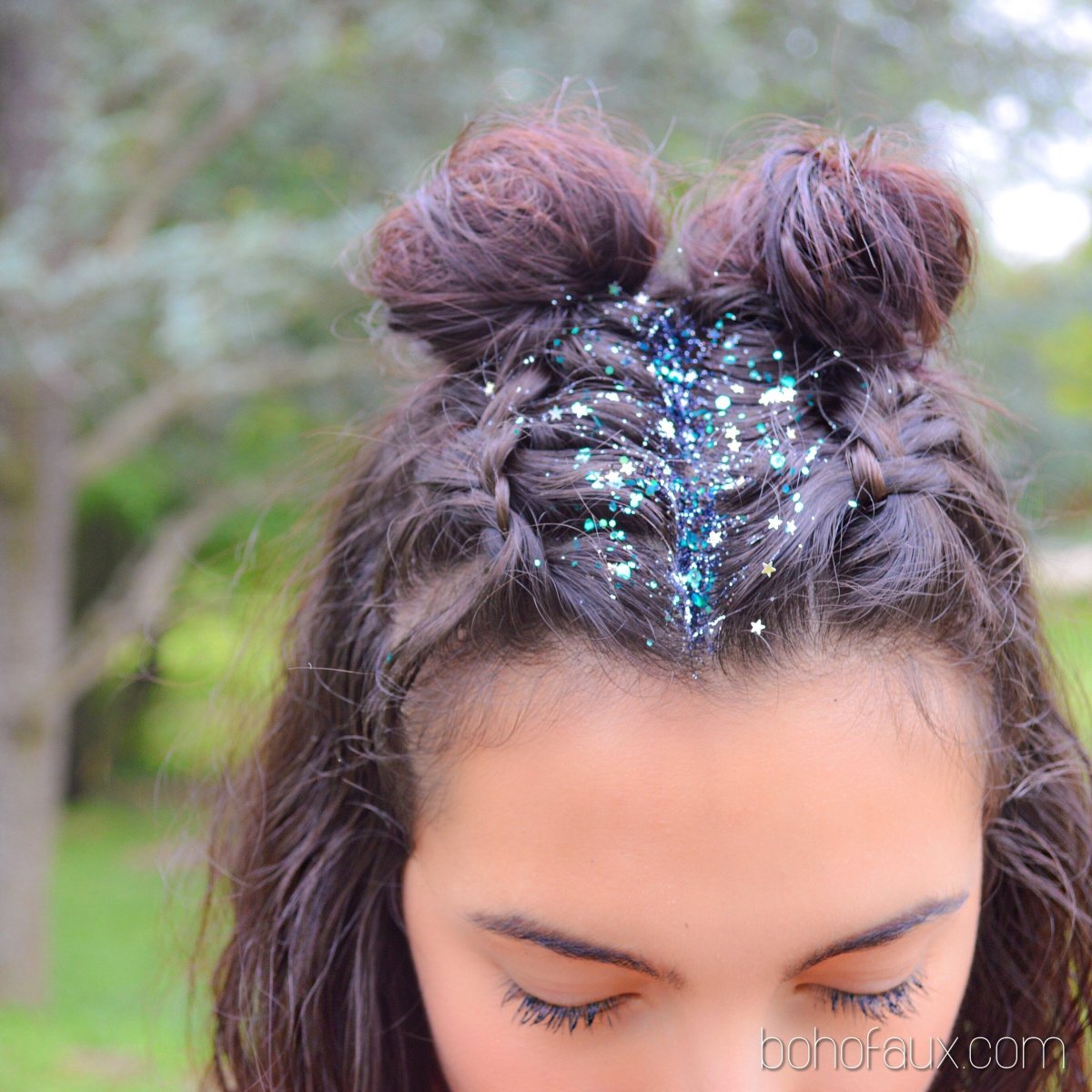 Прическа с двумя шишками для девочки