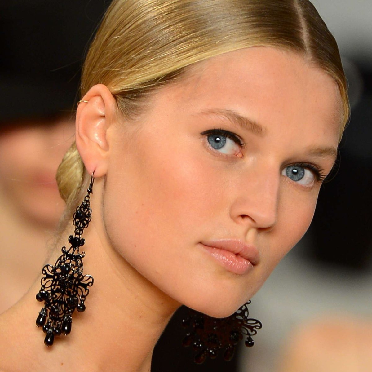 Гладкая зализанная прическа