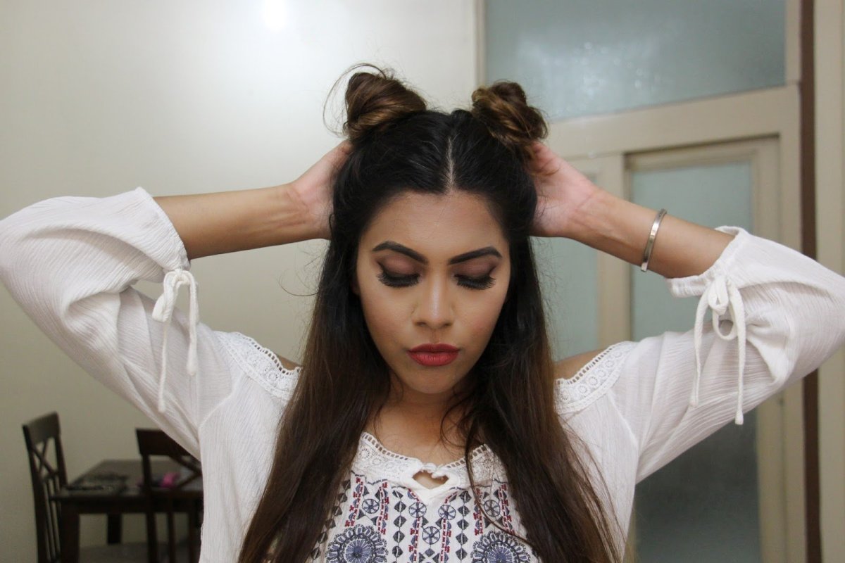 Два пучка и распущенные волосы