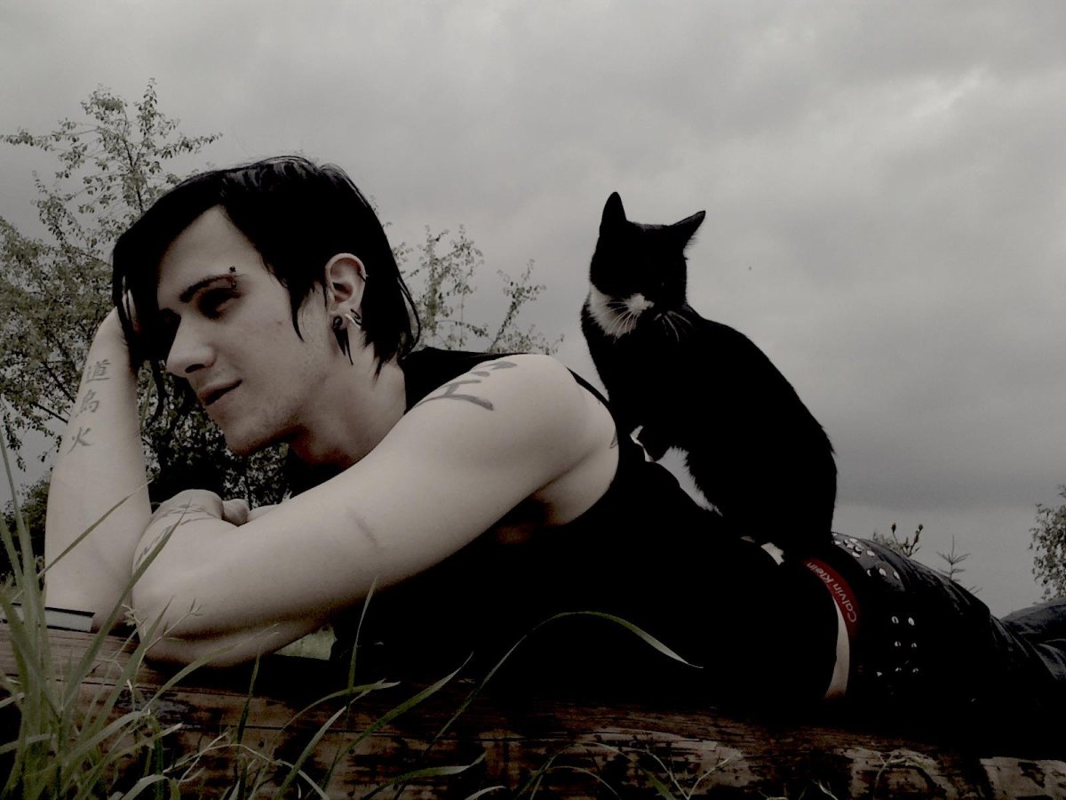 Красивые готические парни