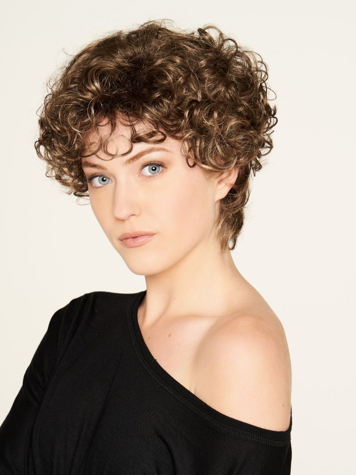 Стрижка Боб Гарсон на средние волосы волнистые