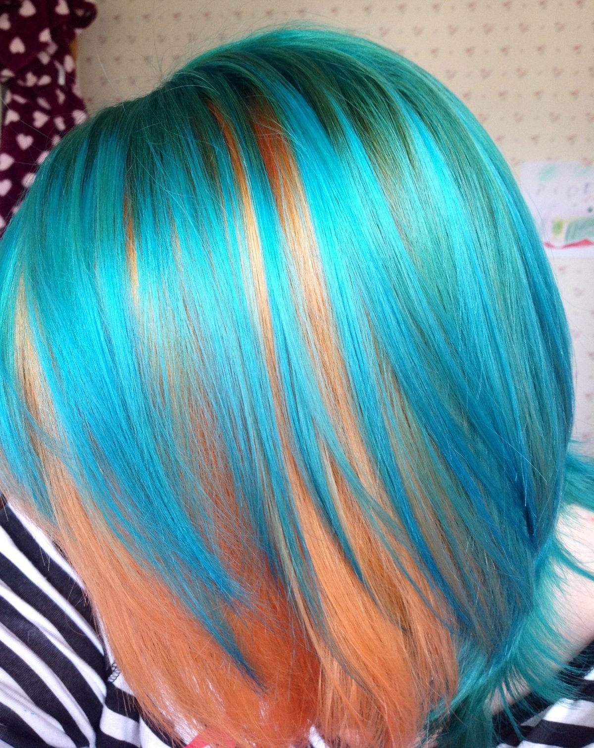 Черные волосы с бирюзовыми прядями