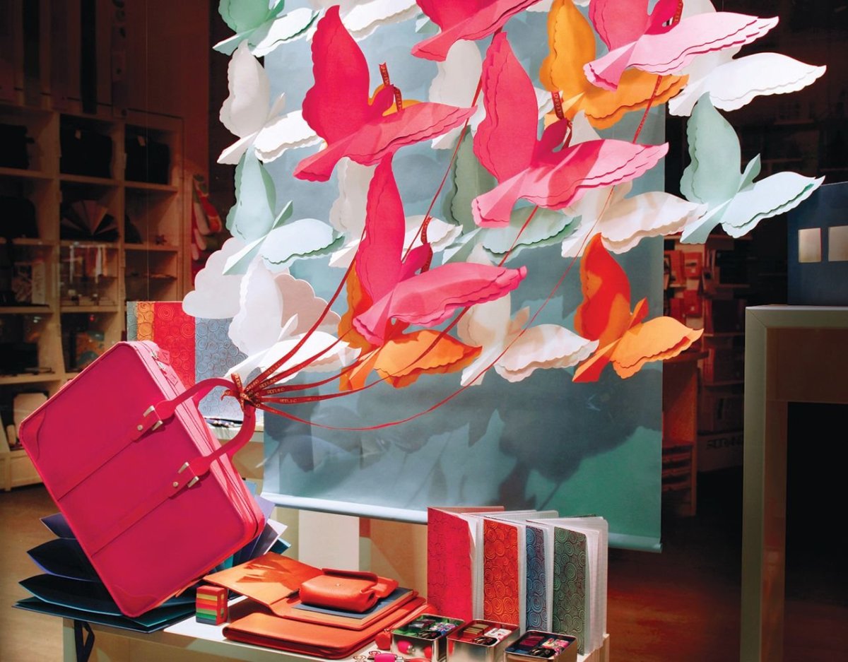 Украшение витрин к 8 марта