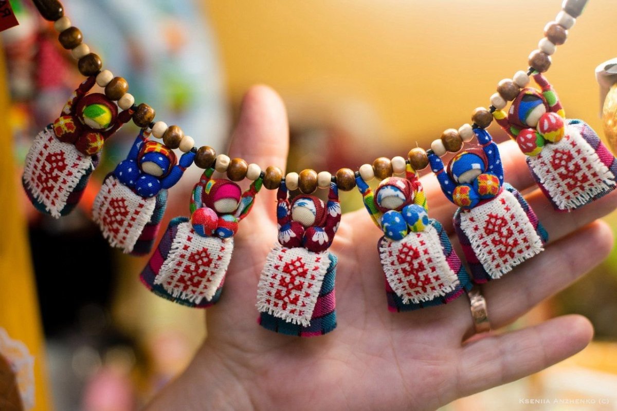 Бусы из ткани в народном стиле